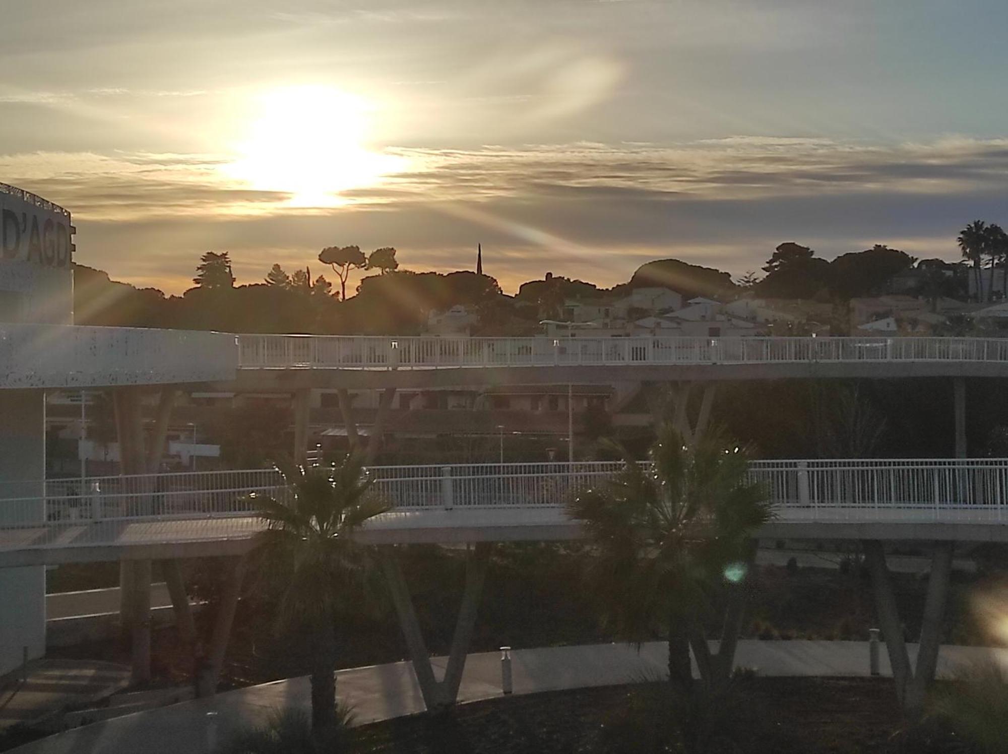 Centre Port,Studio Cosy,Vue Piscine Et Sur Le Parking Prive Ainsi Que Le Mont Saint Martin Agde Exterior photo