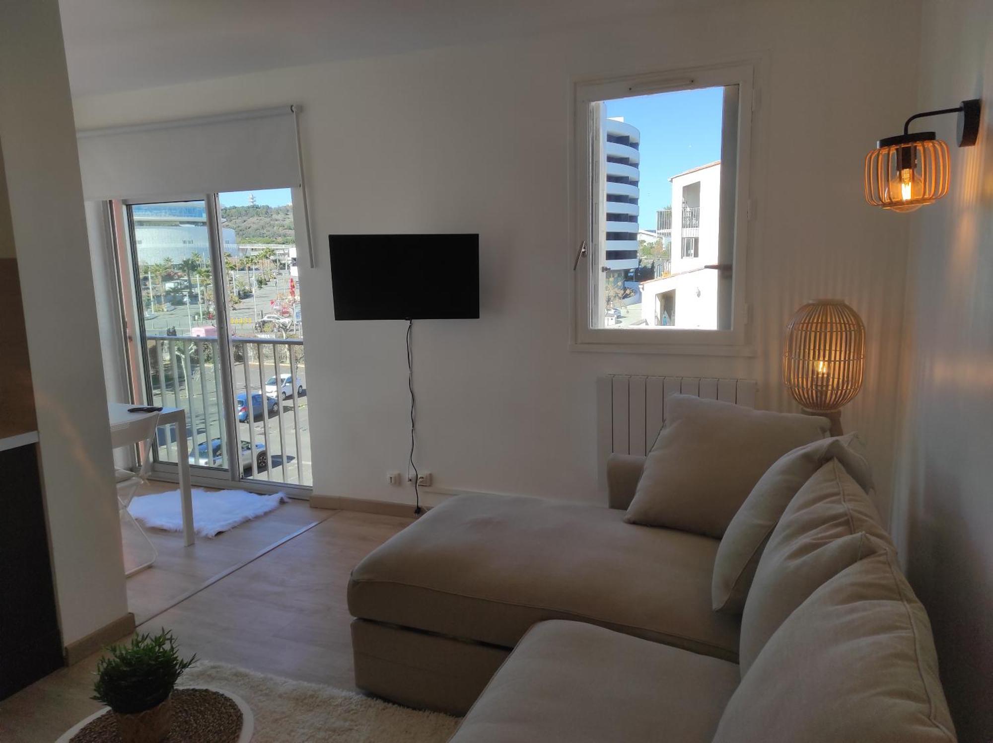 Centre Port,Studio Cosy,Vue Piscine Et Sur Le Parking Prive Ainsi Que Le Mont Saint Martin Agde Exterior photo